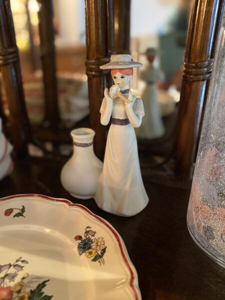 Statuette femme et vase